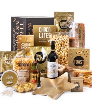 Kerstpakket 340061 - Dit goudkleurige kerstpakket straalt luxe en feestelijkheid uit. Het zit boordevol heerlijke producten voor het hele gezin, om te beginnen een smaakvolle Spaanse rode wijn met diverse hartige snacks welke je kunt presenteren op het goudkleurige en stervormige serveerbord. Een pastamaaltijd voor het hele gezin en lekkere chocolade ballen om in de kerstboom te hangen, kortom een goed gevuld kerstpakket waar je blij van wordt!